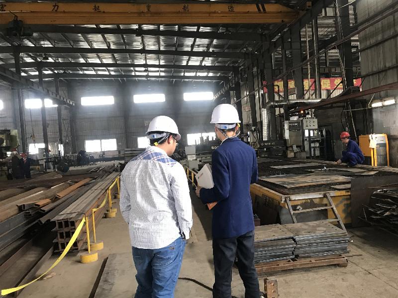 El Sr. Hoàng, cliente de Vietnam, visita la fábrica para inspeccionar el progreso de la producción de estructuras de acero y organizar el envío para el proyecto de Hanoi