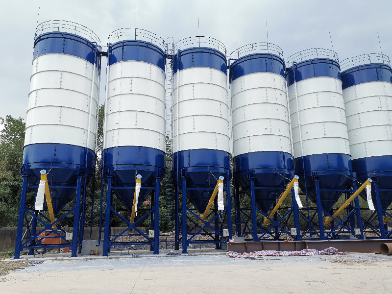 ¿Cómo previenen los silos de cemento metálico el peligro en condiciones de tormenta?